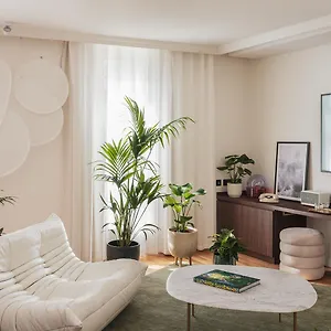 Seven 4*, Paris France